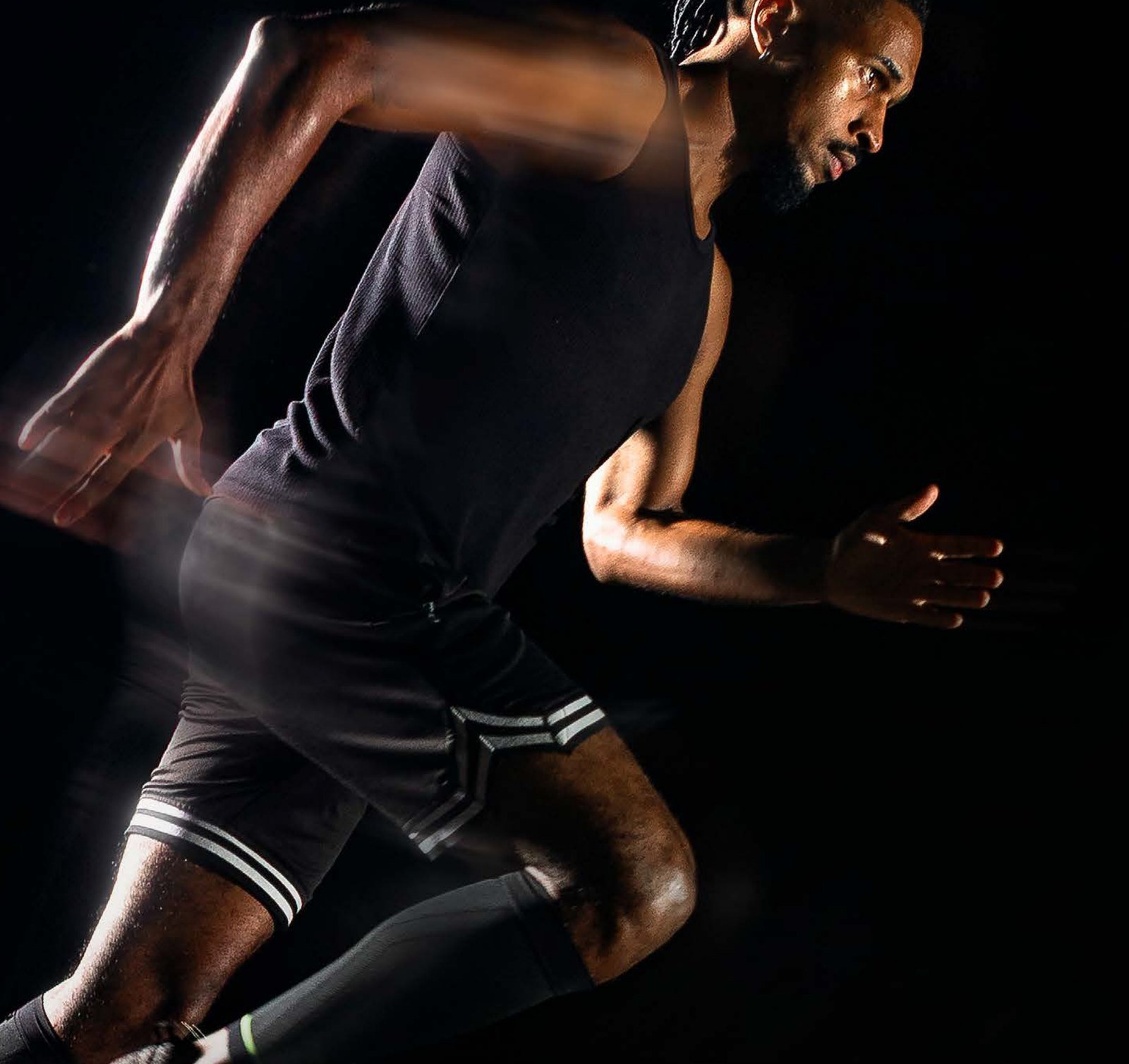 Corredor entrenando de noche con soportes Mercur